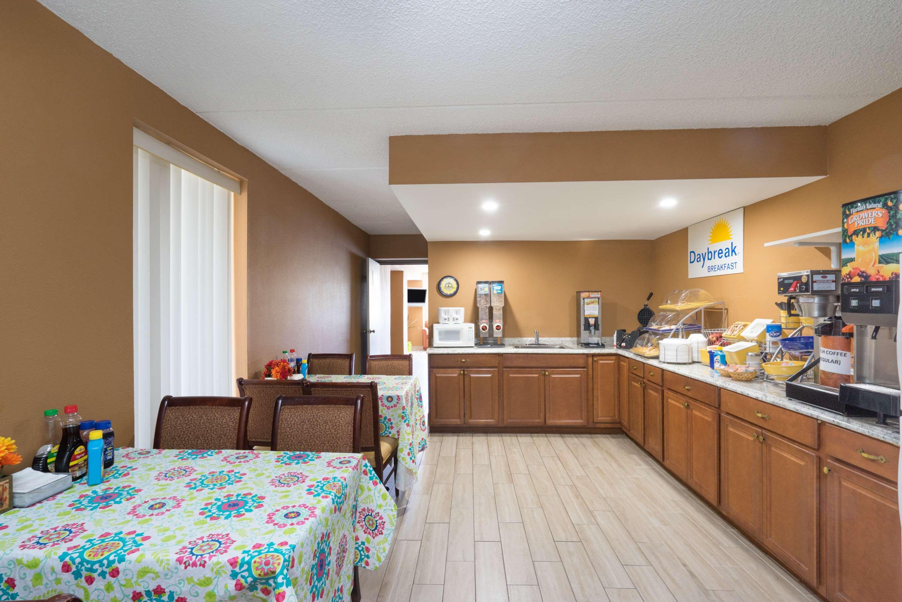 Days Inn By Wyndham Hurricane Mills Dış mekan fotoğraf