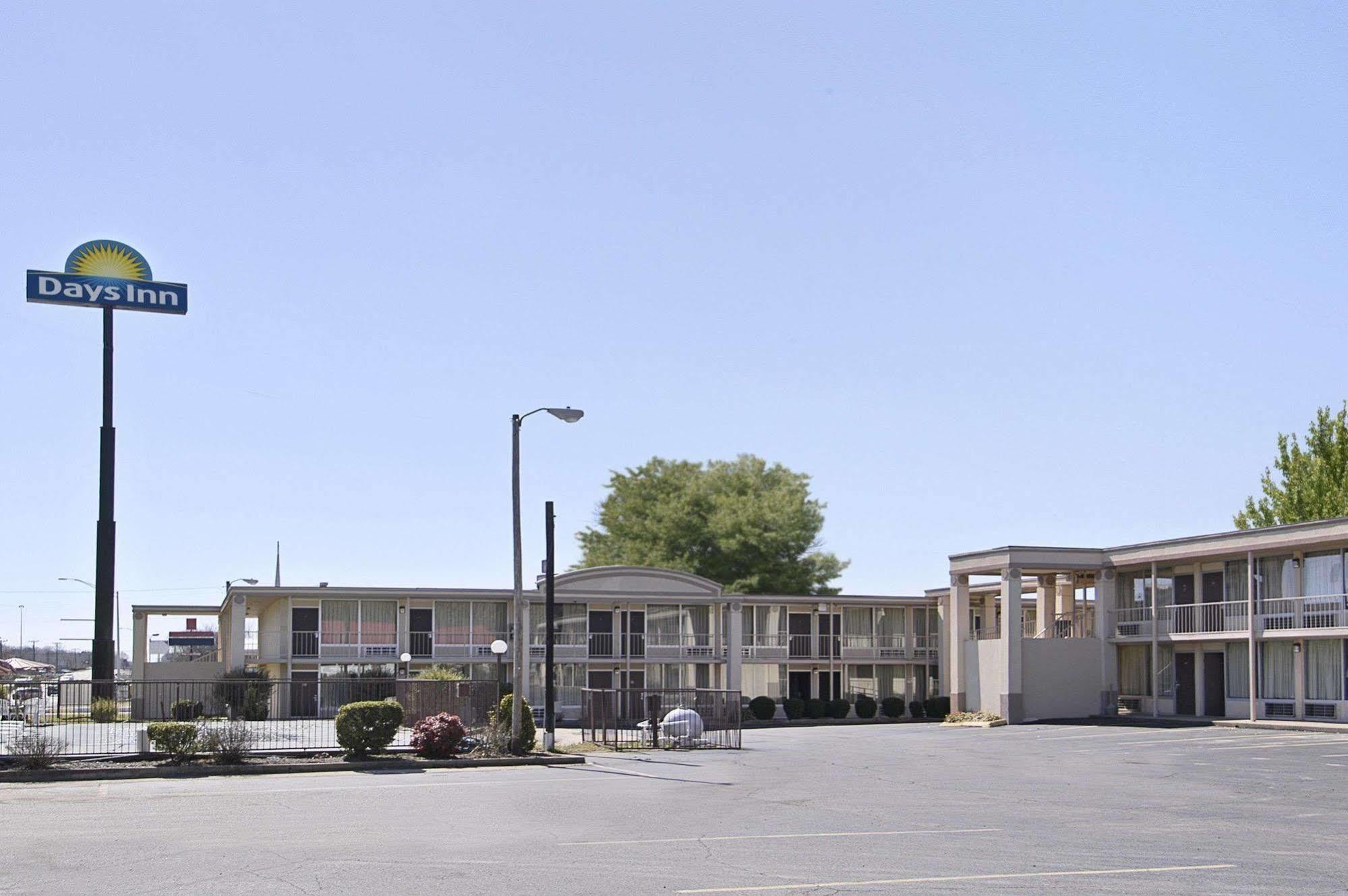 Days Inn By Wyndham Hurricane Mills Dış mekan fotoğraf