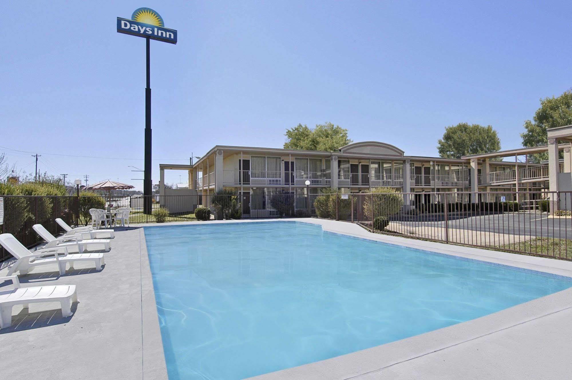 Days Inn By Wyndham Hurricane Mills Dış mekan fotoğraf